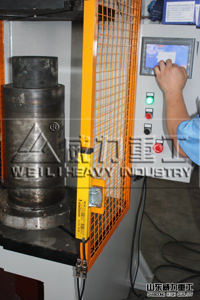 60吨单柱液压机带着光电保护细节图1