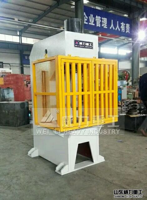 63吨单柱液压机带防护罩实物图