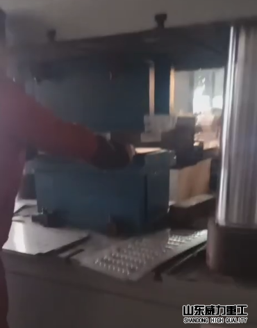 不锈钢排水沟盖板冲压生产过程